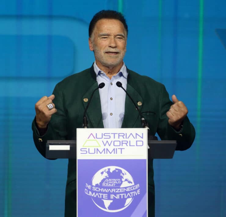 Arnold Schwarzenegger áll a pódiumon a bécsi klímakonferencián, beszéd közben