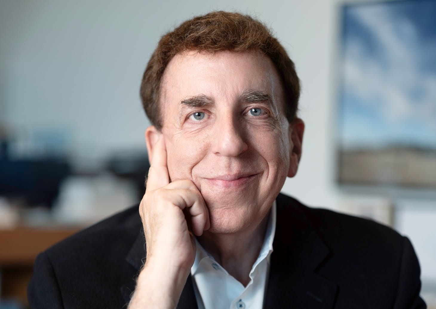 Barna, rövid hajú, középkorú férfi, Dean Ornish könyököl és néz bele a kamerába.