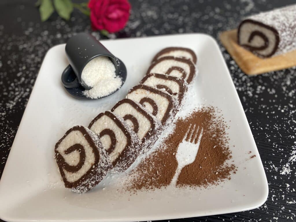 Kókuszos keksztekercs fehér tányéron