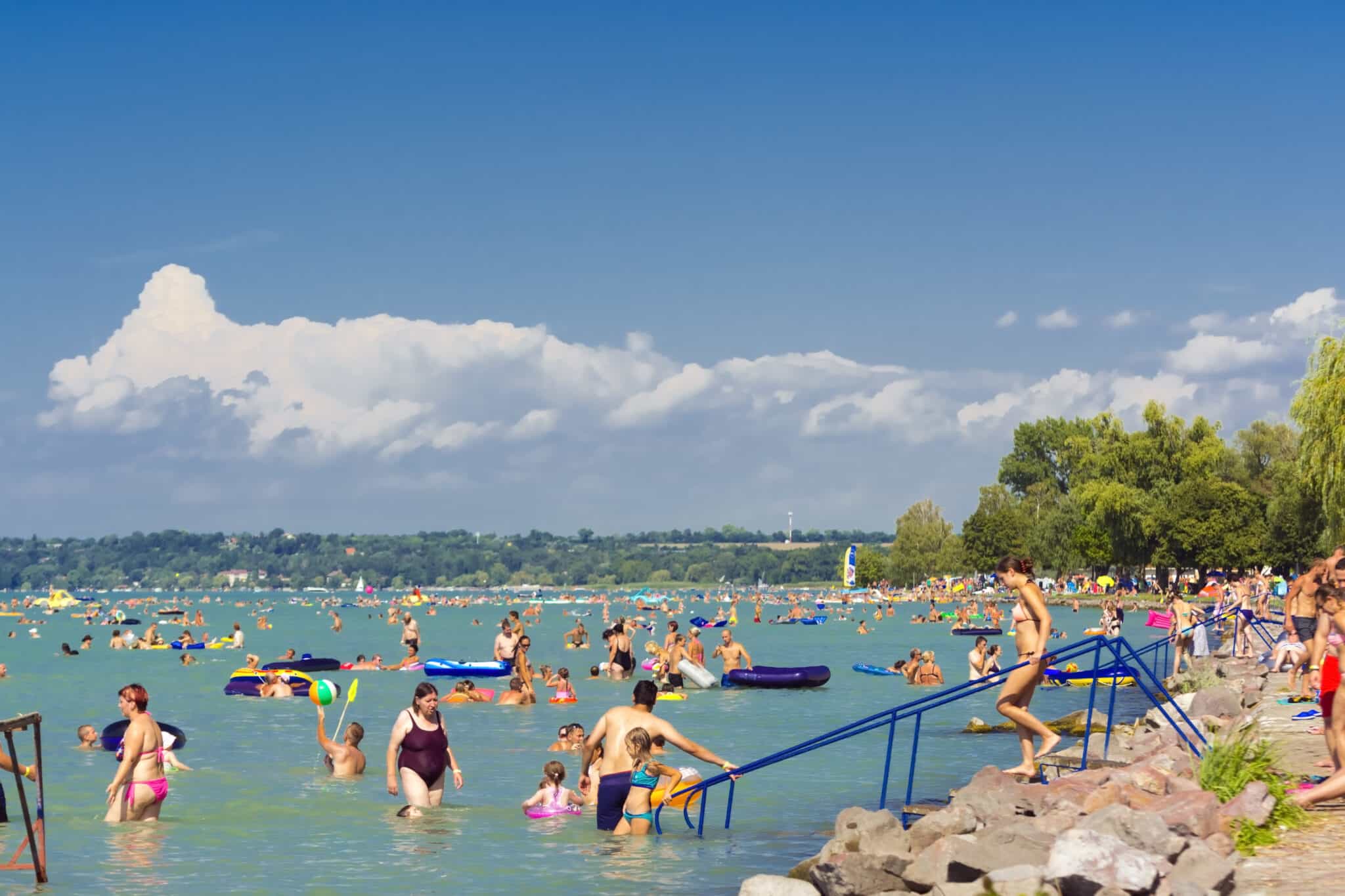 Tele a víz strandolókkal a siófoki Aranyparton.