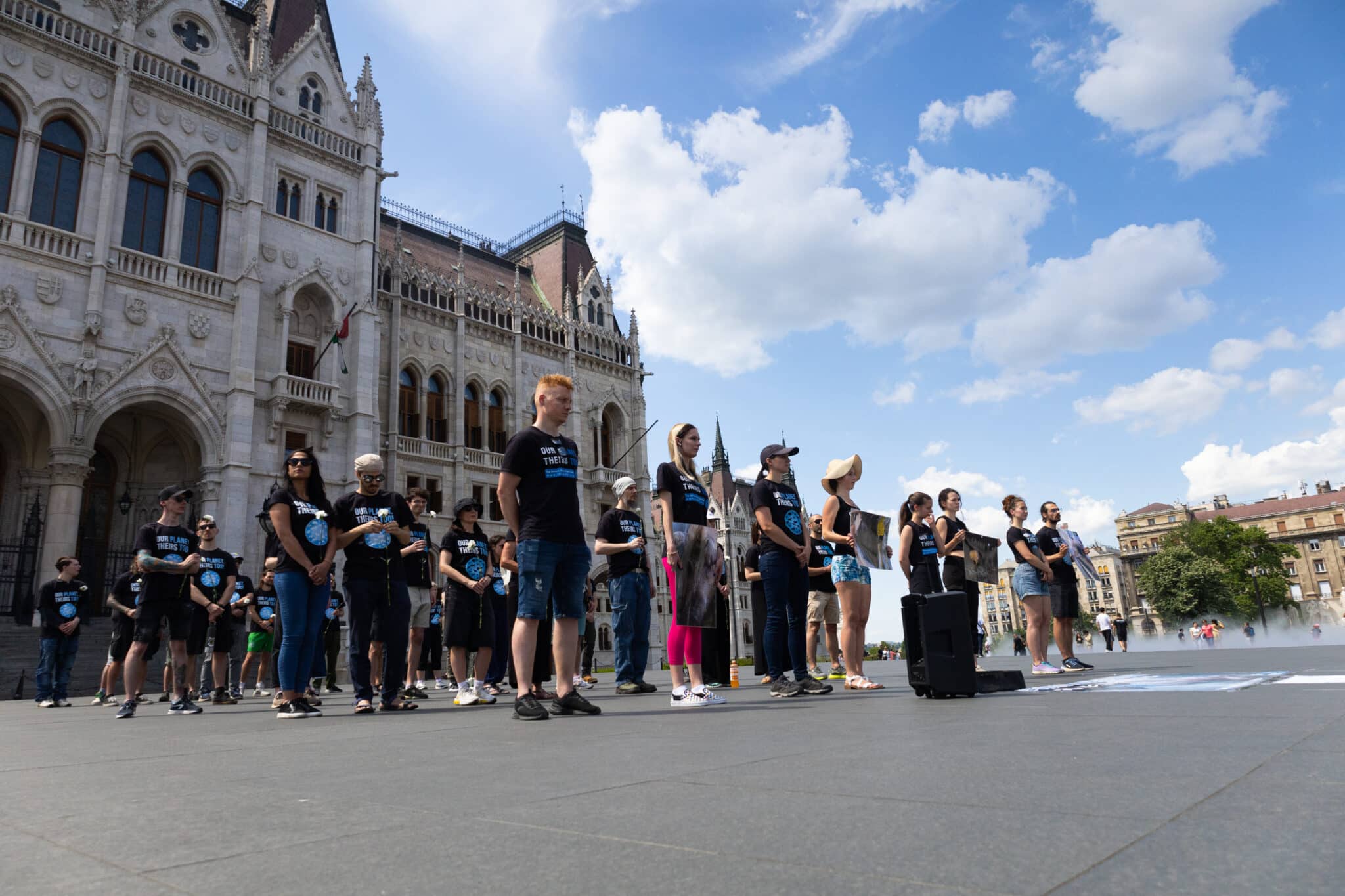 NARD-aktivisták állnak a Parlament előtt, a Kossuth Lajos téren.