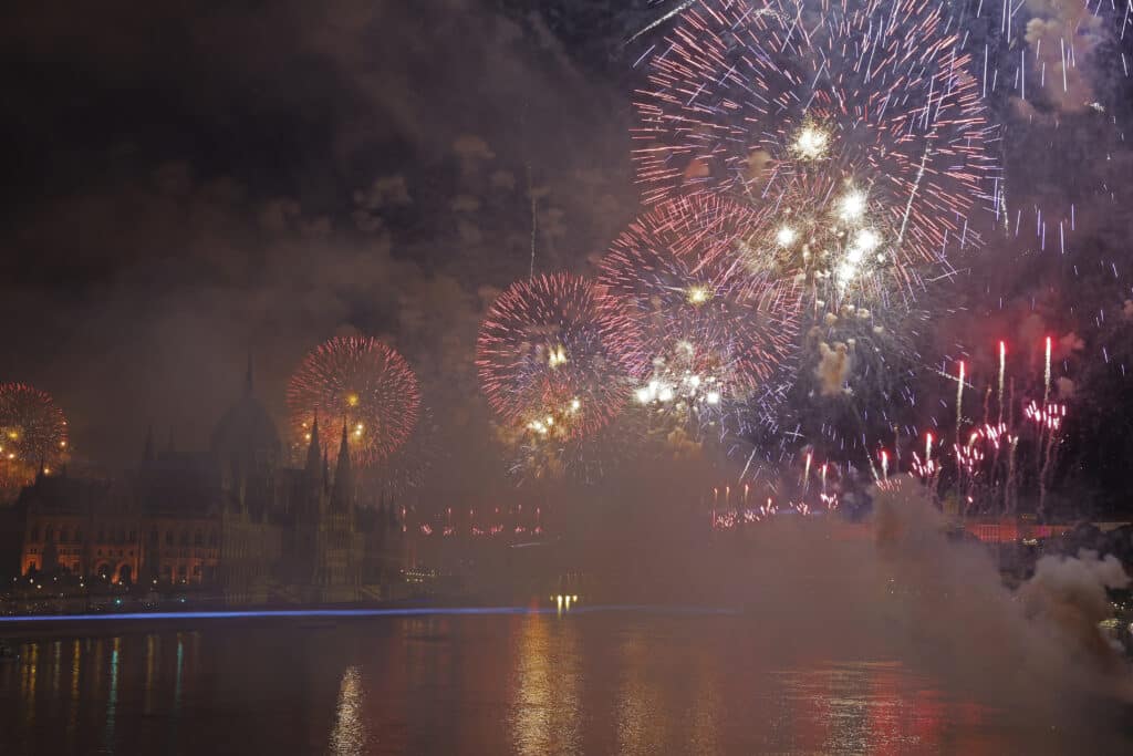 Budapest az augusztus 20-i tűzijáték fényeiben, háttérben a Parlament