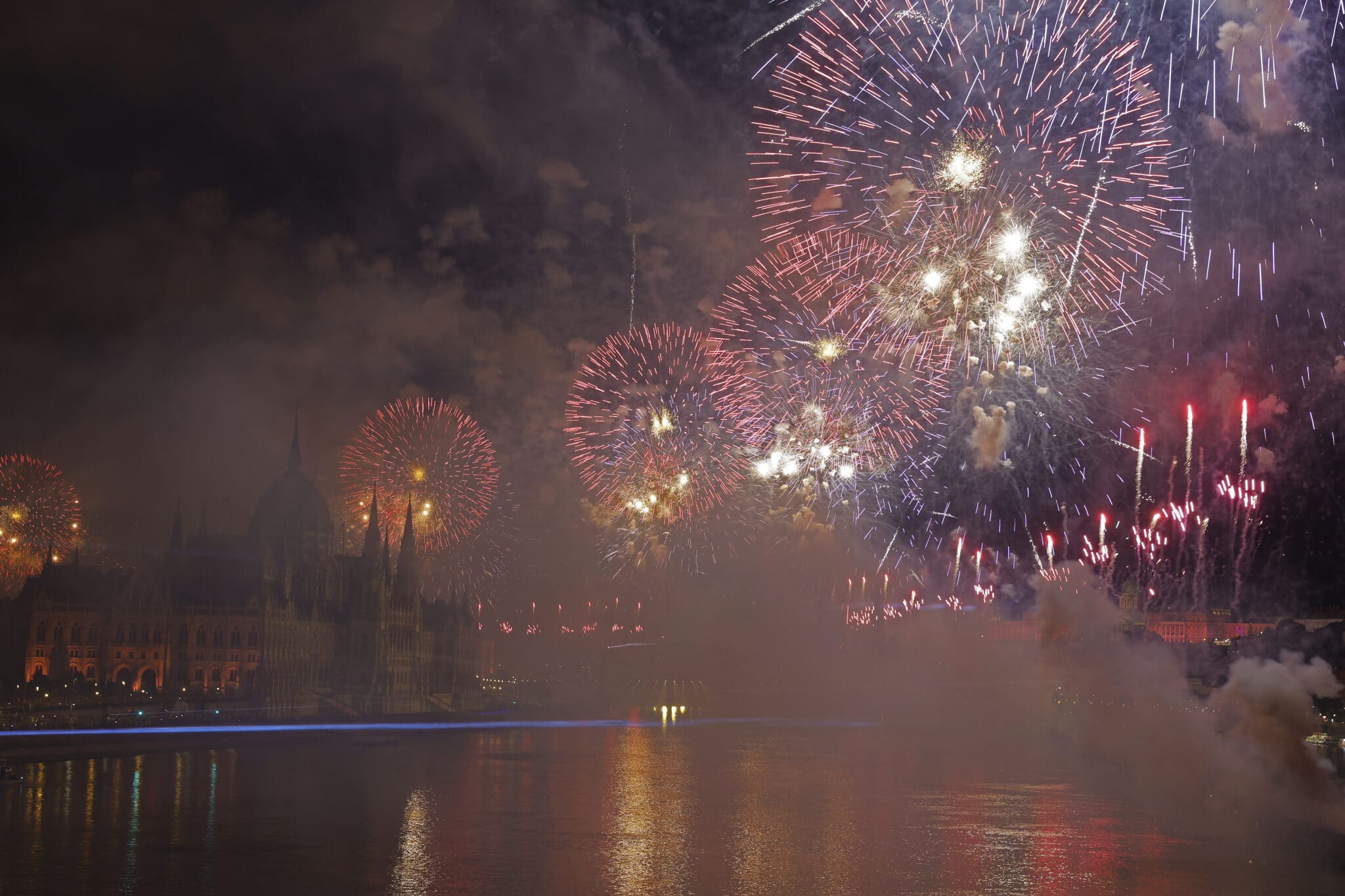Budapest az augusztus 20-i tűzijáték fényeiben, háttérben a Parlament