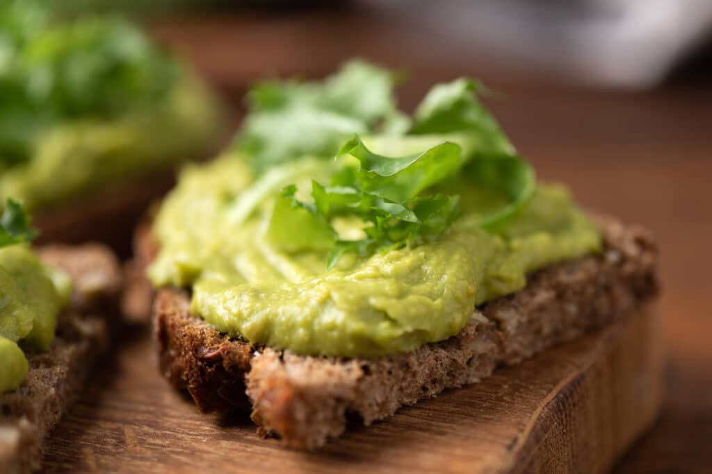 Avokádókrémmel megkent kenyér, salátadíszítéssel