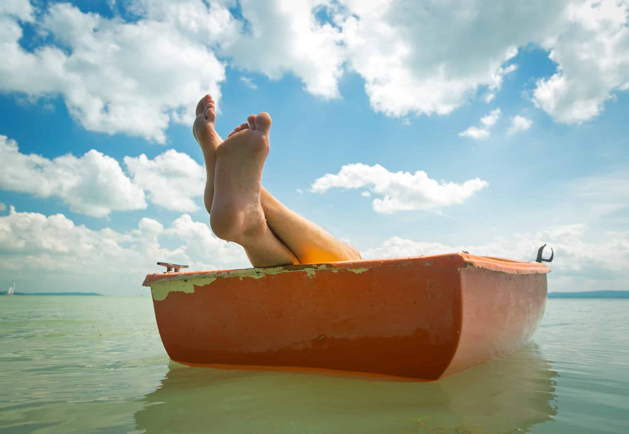 Csónakban fekvő embernek csak a talpa és a lábfeje látszik