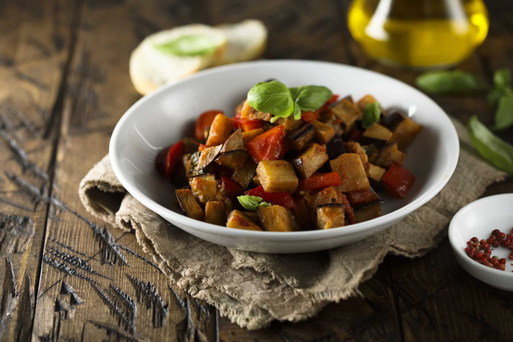 Caponata, azaz szicíliai padlizsánragu egy fehér tányérban