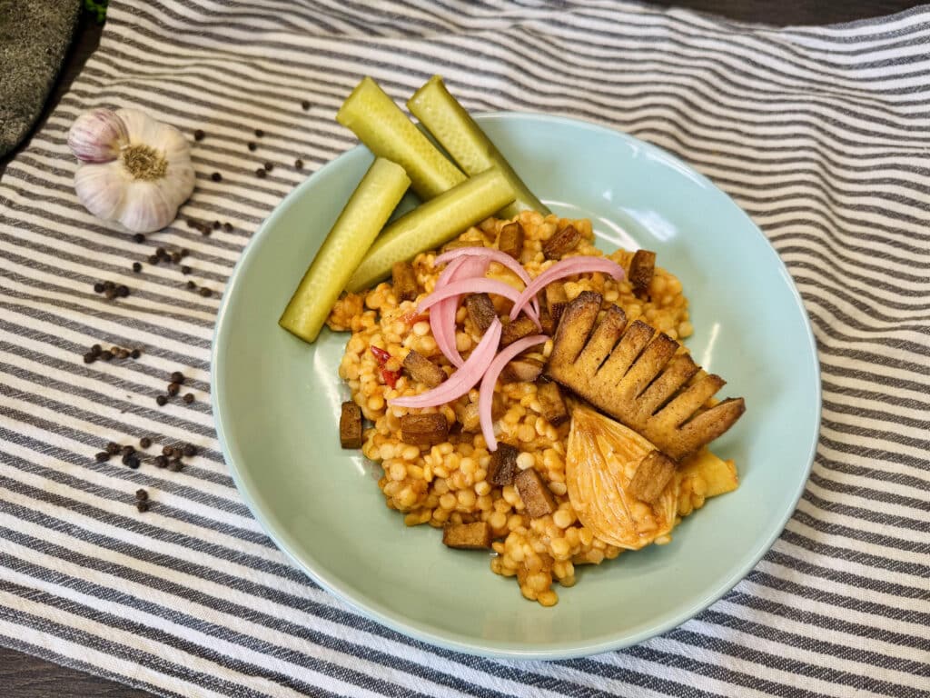 Pásztortarhonya beirdalt, szalonnára hasonlító tofuval, lilahagymával és kovászos uborkával