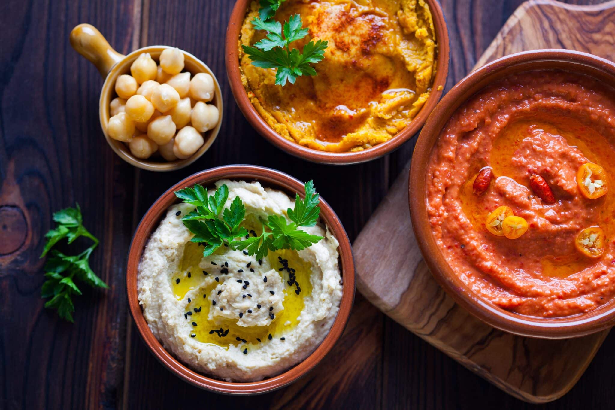 Szendvicskrémek három variációban, három külön tálkában, mellettük csicseriborsó