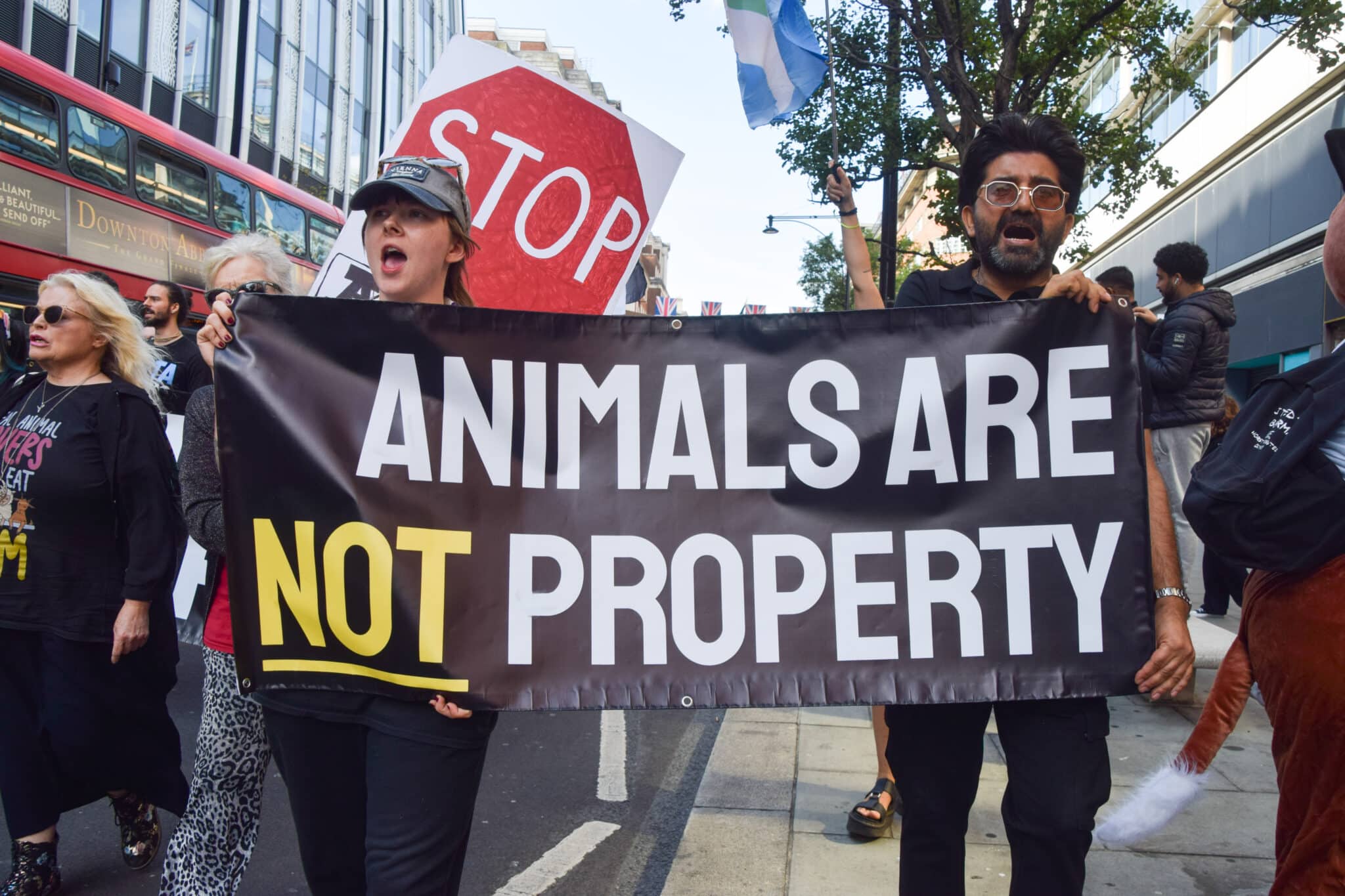 Állatjogi aktivisták tüntetnek transzparensekkel, a képen láthatóra az van írva, az állatok senkinek nem a tulajdonai