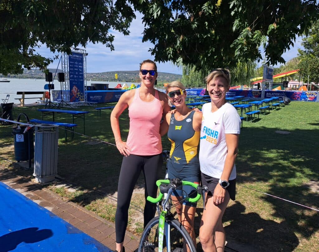 A The Green Amazons a verseny helyszínén, a Balaton partján