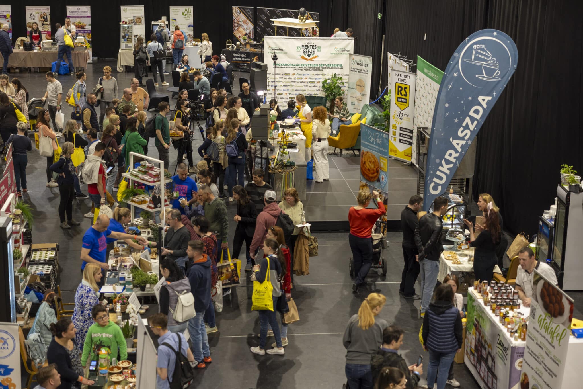 A Csak a Mentes Fesztivál kiállítói és látogatói felülnézetből