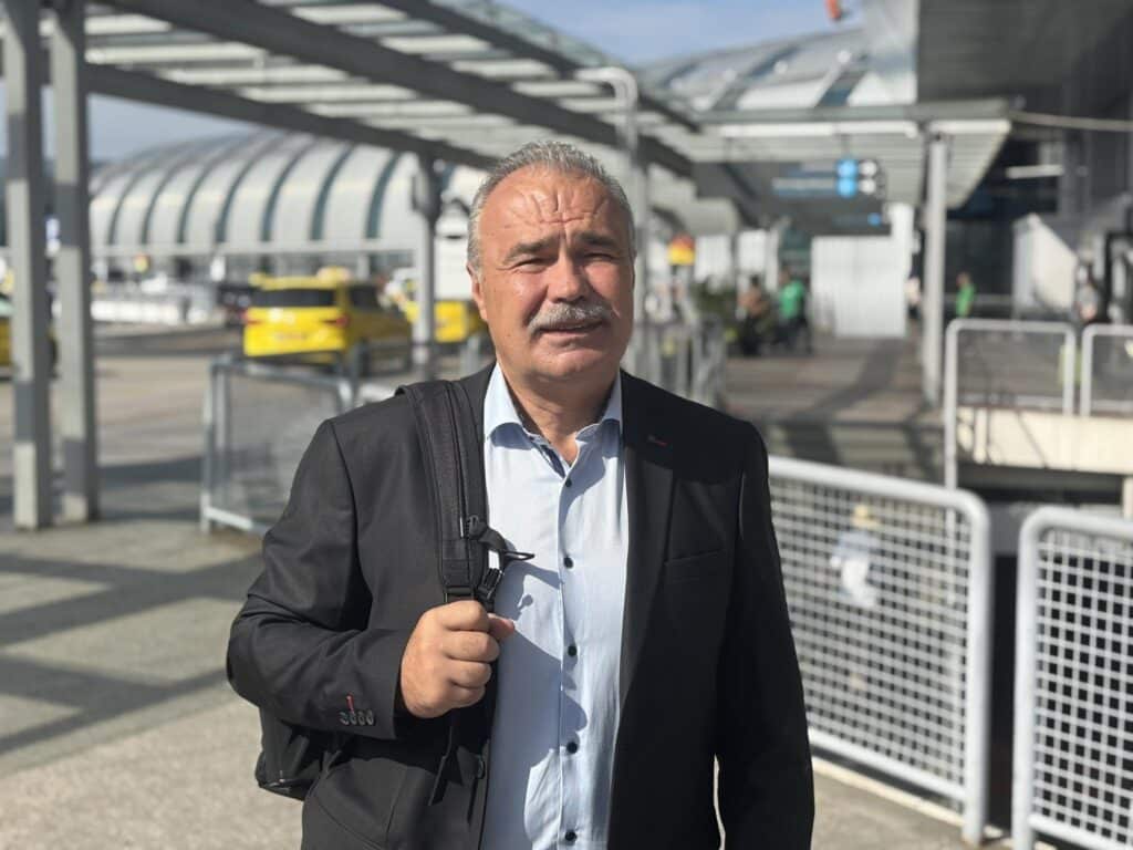 Nagy István repülőtéren, félvállra vetett táskával