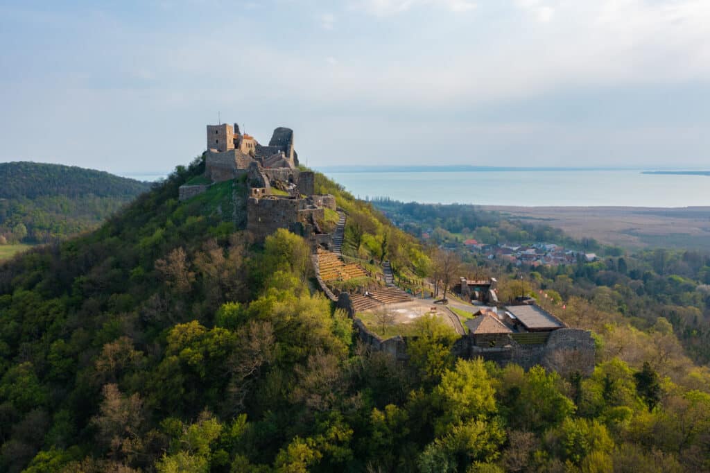 Szigligeti vár, háttérben a Balatonnal