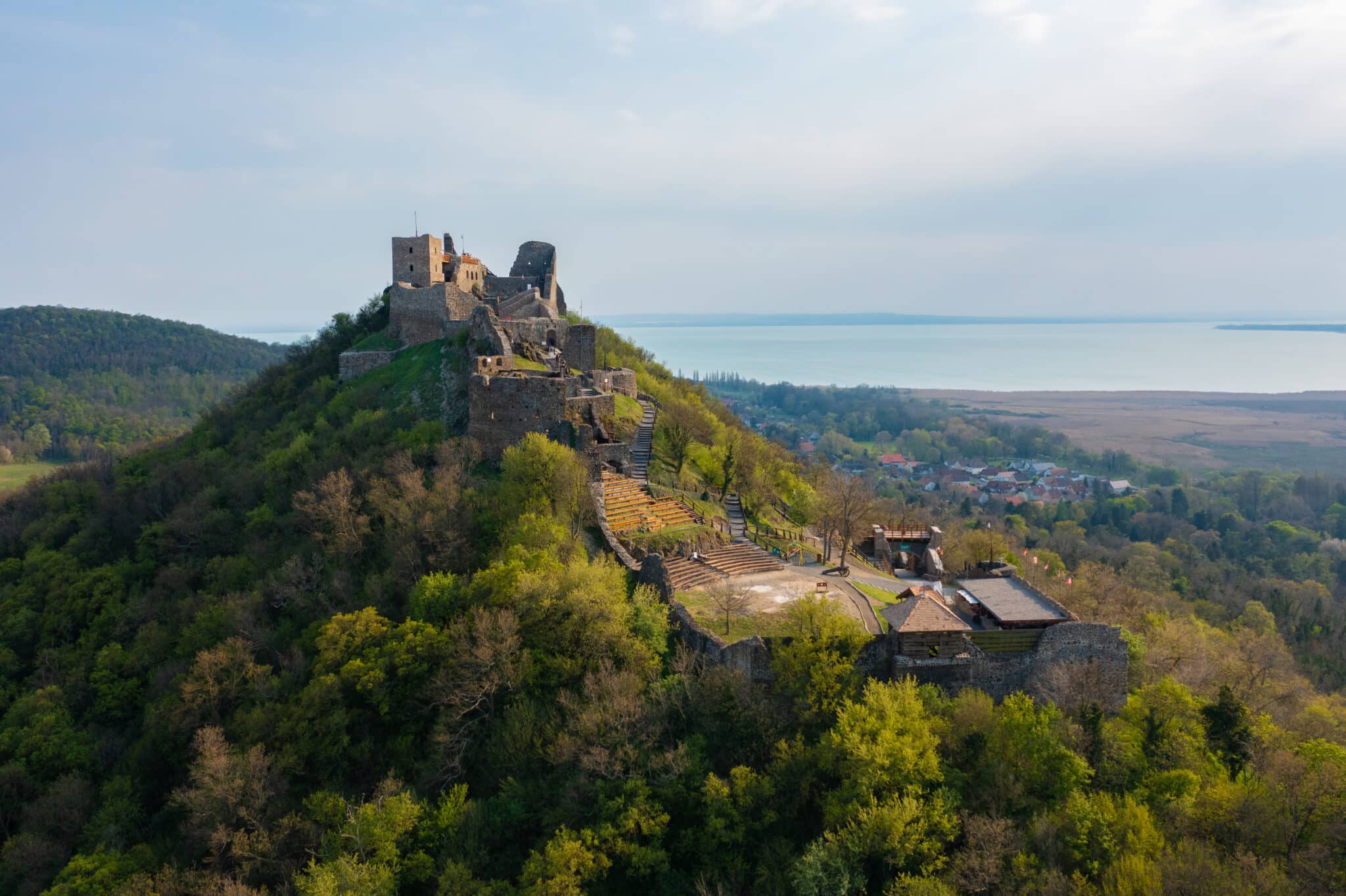 Szigligeti vár, háttérben a Balatonnal