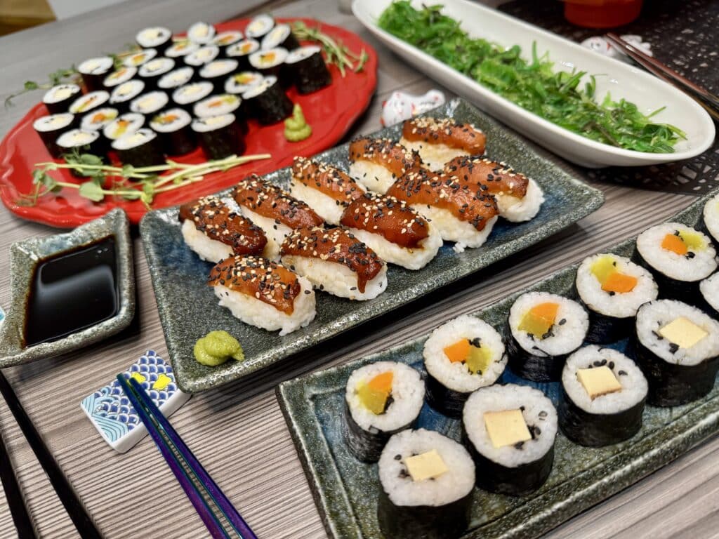 Vegán sushi, mellette evőpálcikák