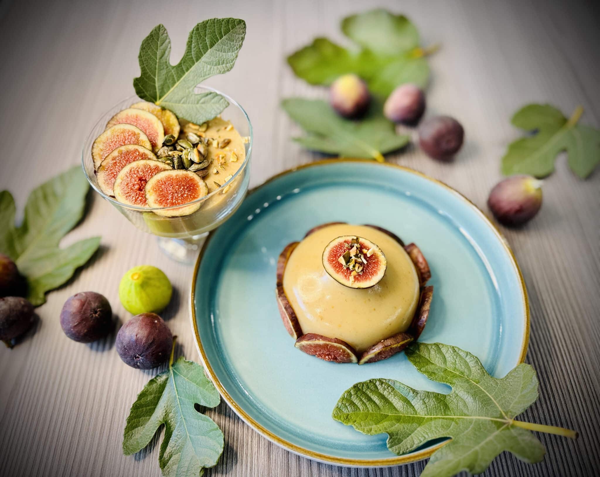 Panna cotta kék tányéron, körülötte fügék, fügelevelek