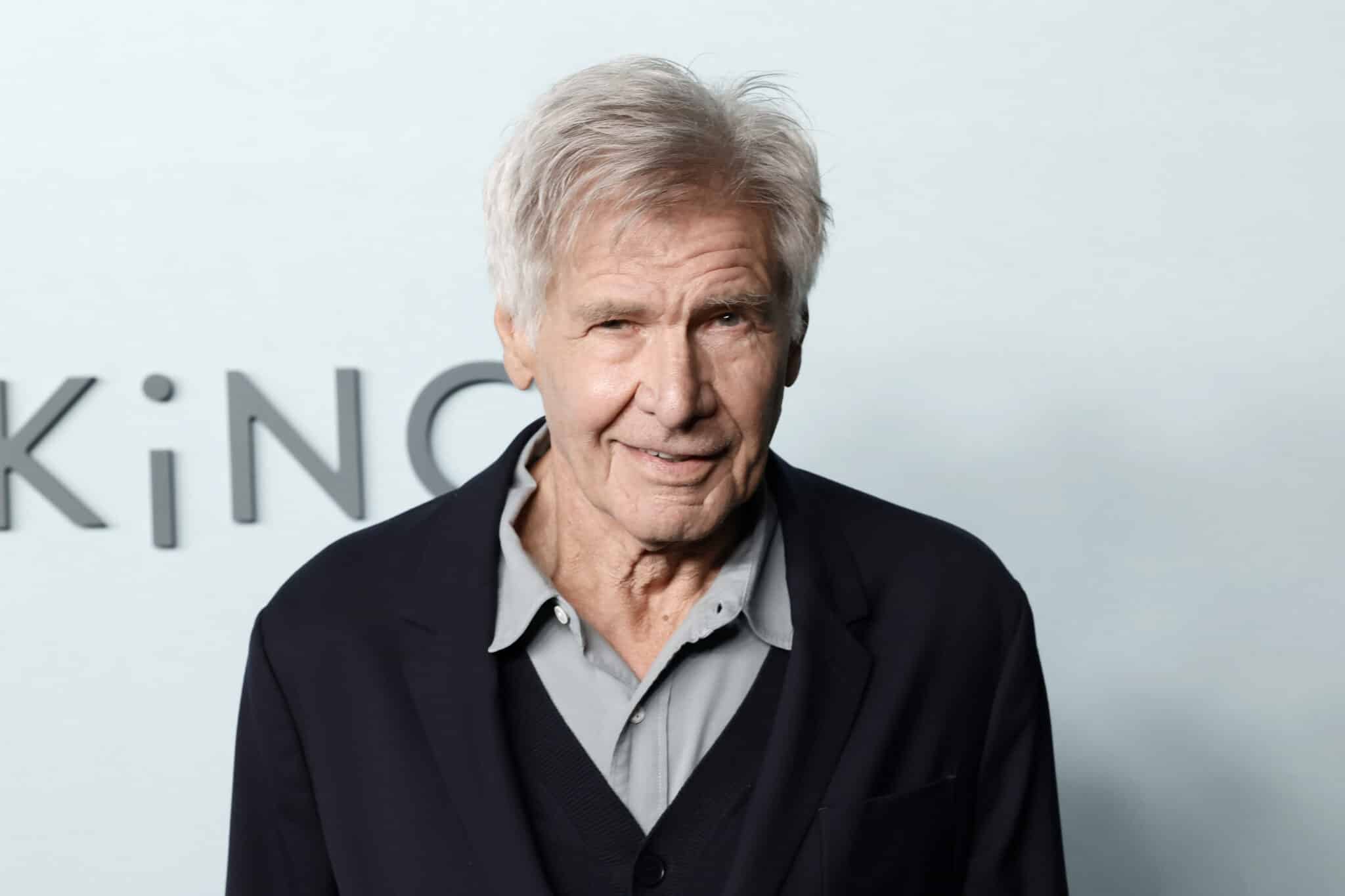 Harrison Ford szürke ing felett fekete pulcsiban mosolyog a kamerába