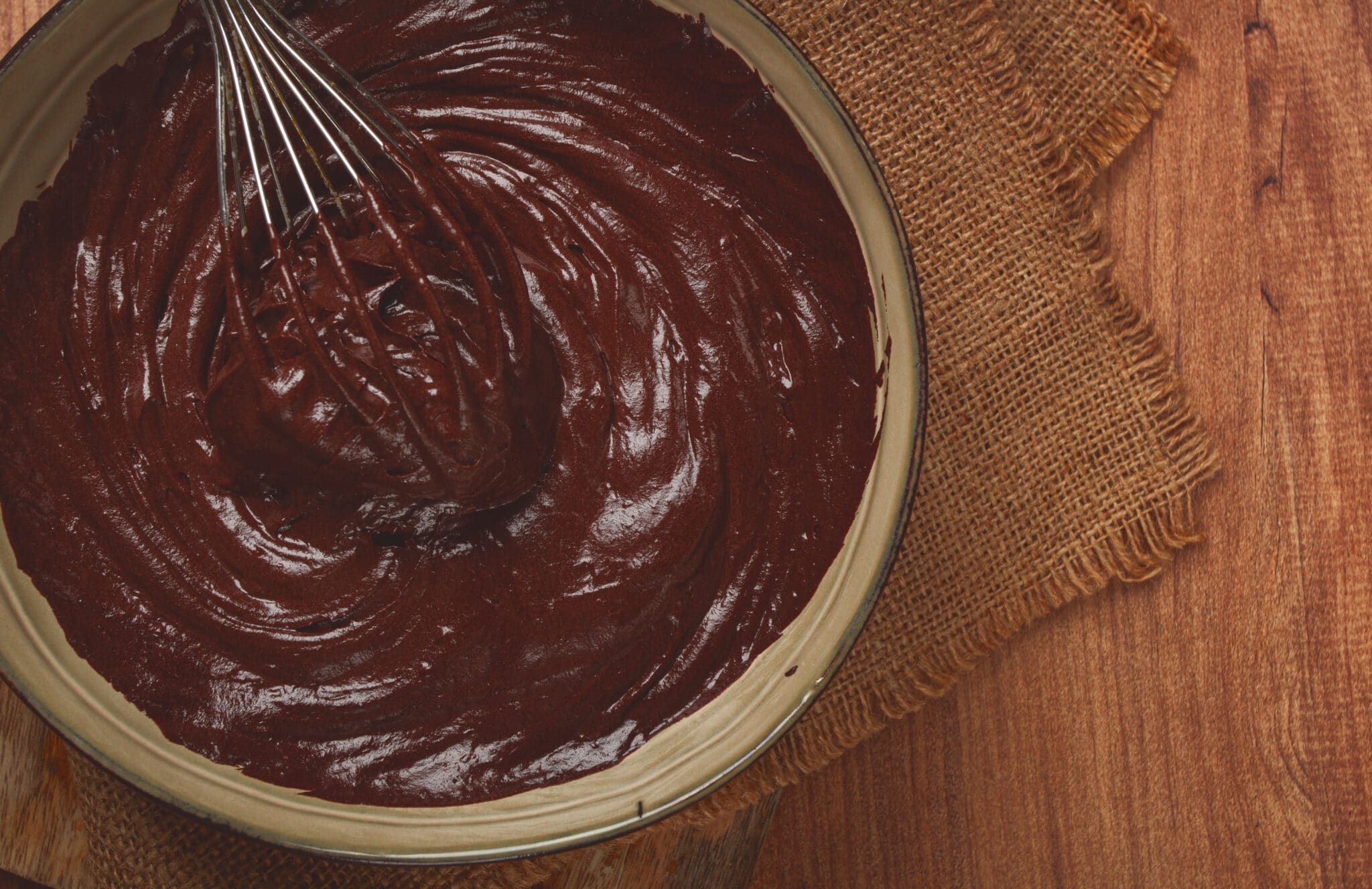 Mogyorókrém egy barna tálban, benne habverő