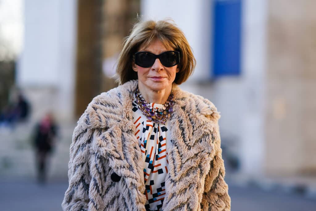 Anna Wintour, a Vogue korábbi főszerkesztője szőrmében, napszemüvegben sétál