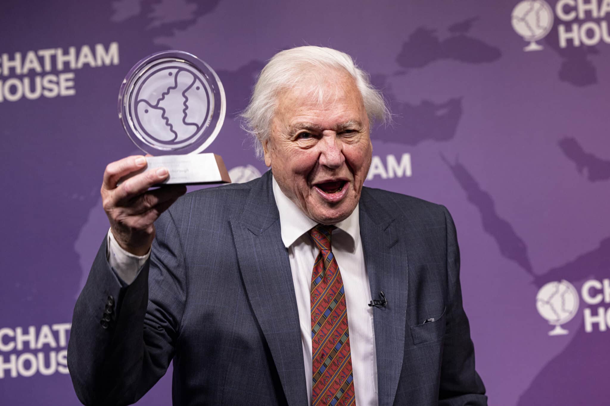 David Attenborough díjjal a kezében