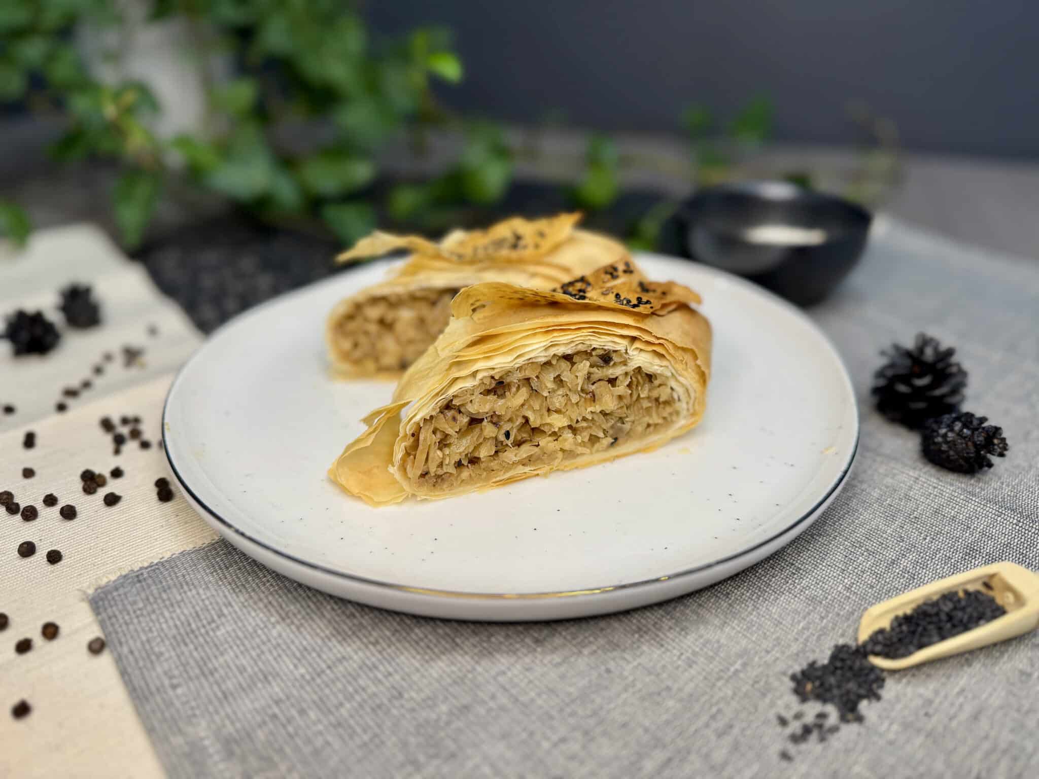 Két szelet káposztás rétes fehér tányéron