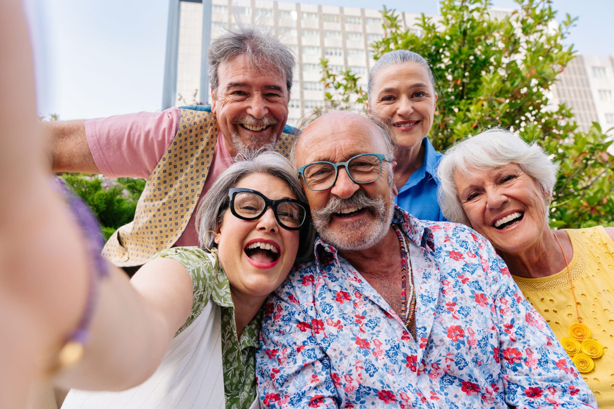 Középkorú férfiak és nők vidáman