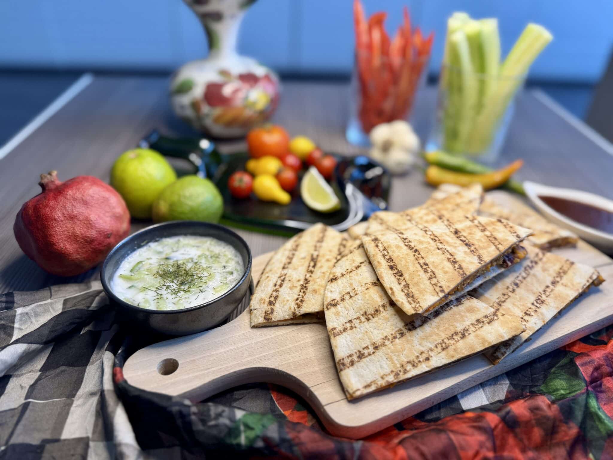 Quesadilla kapros uborkasalátával|Quesadilla piros színű szósszal|