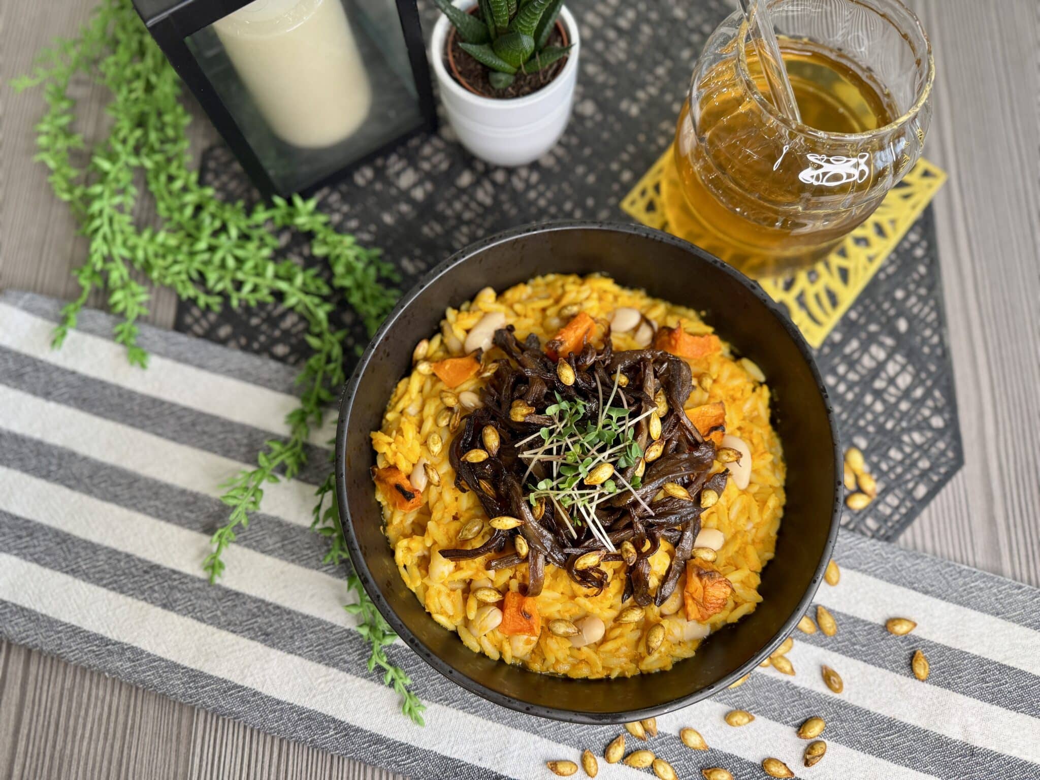 Sütőtökös risoni fehérbabbal és pirított laskagombával fekete tányéron